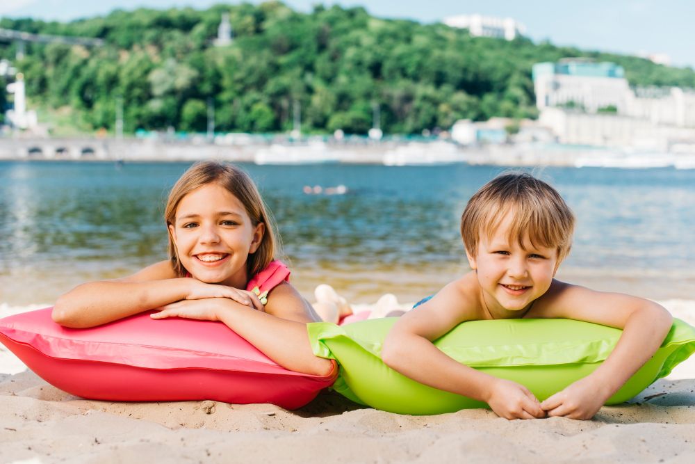 Glad sommar önskar vi er