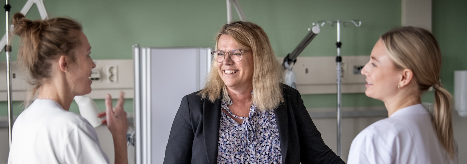 Forskaren Maria Hälleberg Nyman i samtal med vårdkollegor.